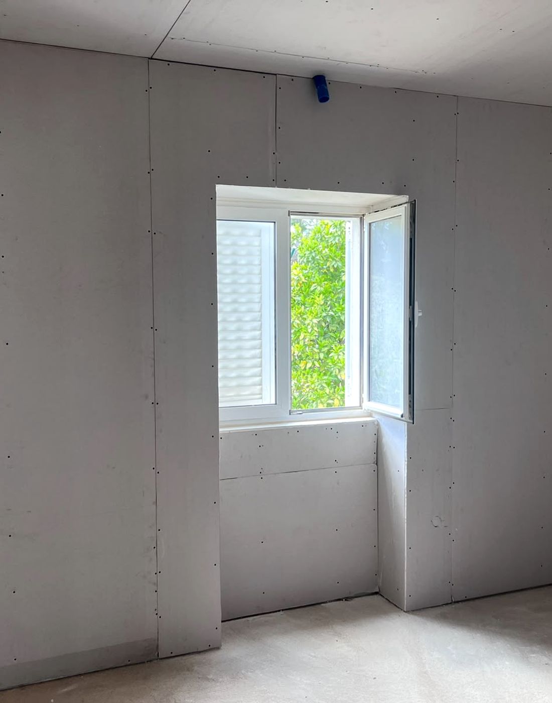 Divisória e teto em pladur numa remodelação, com janela aberta