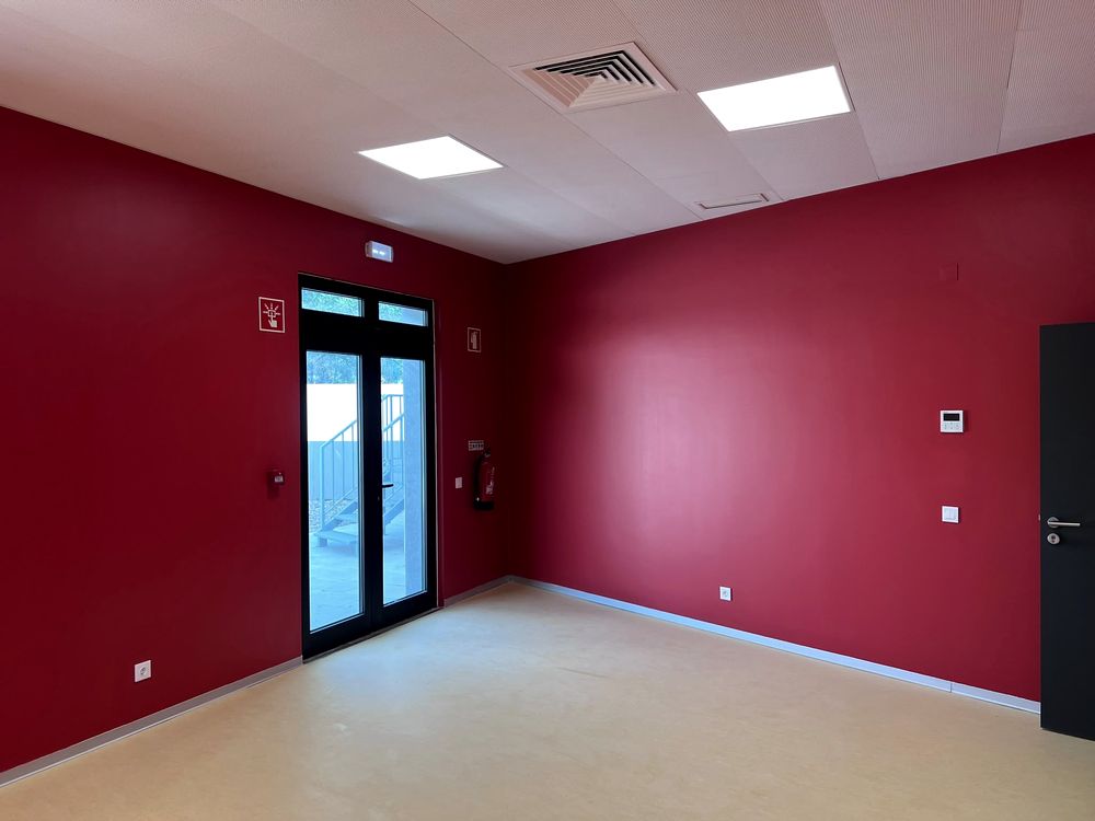 Sala com paredes pintadas a vermelho e luz natural