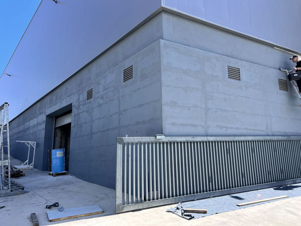 Pintura exterior de fachada de um edifício industrial